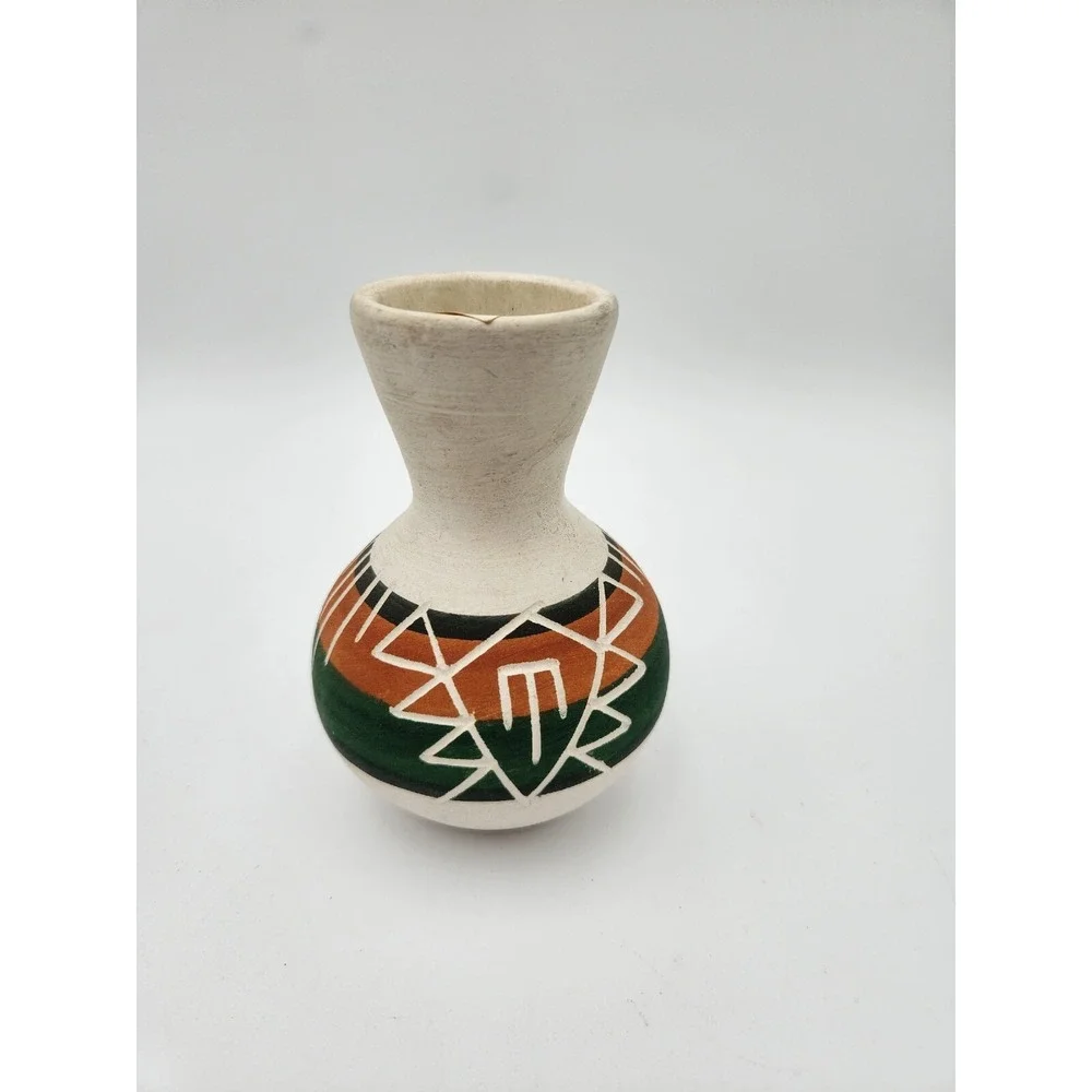 Signed Vintage Sioux Native American Pottery‎ Vase  with paper insert